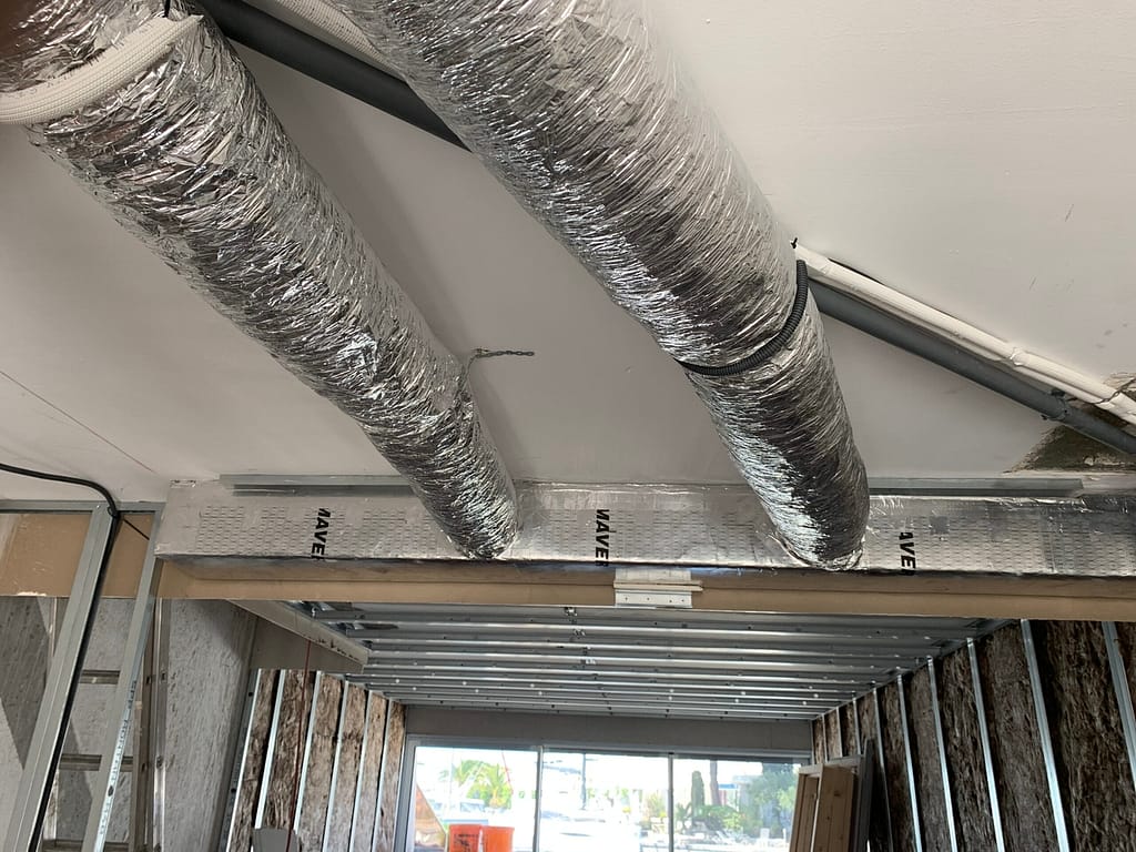 Plafond avec gaines