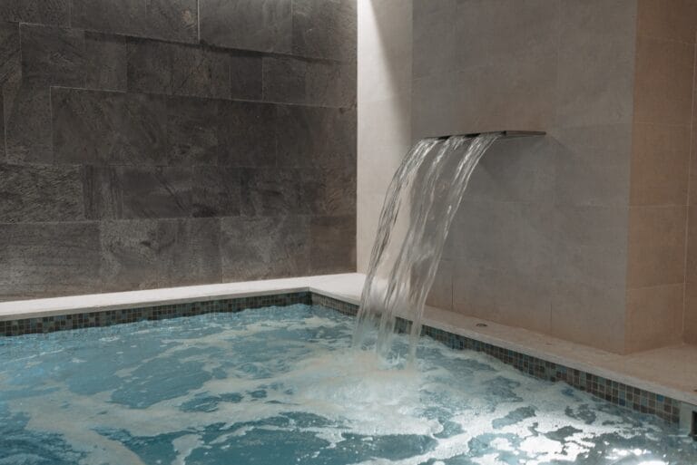 Bassin d'eau chaude spa